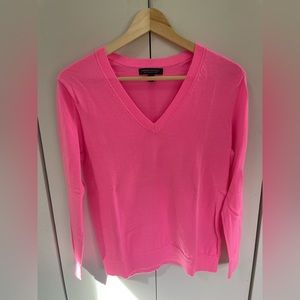 Banana Republic 100% Merino Wool hot pink v-neck sweater // Size M // Like New